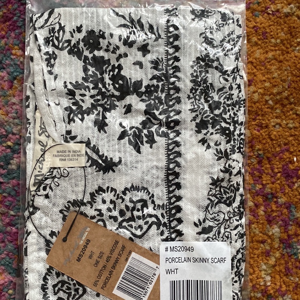 NWT Michael Stars White & Black Skinny Scarf - Picture 2 of 3